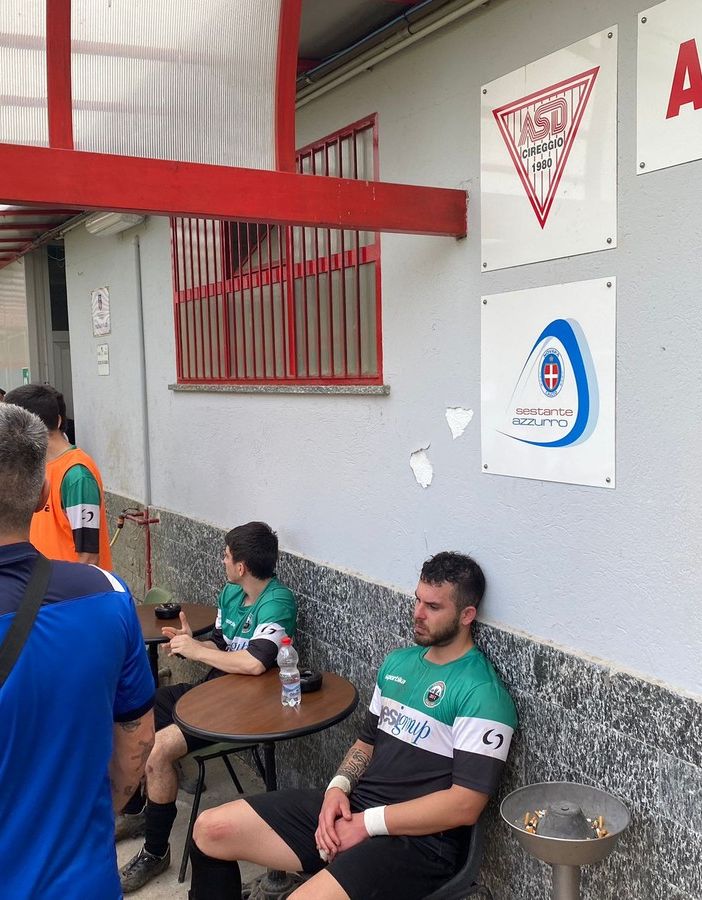 &quot;Negro di m....&quot;: un tifoso insulta l'arbitro e lui sospende la partita