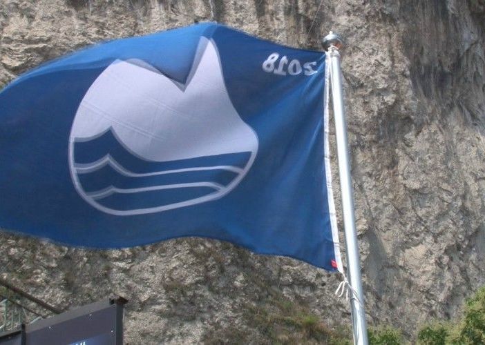 Spiagge pulite: polemico addio di Cannobio e Arona alla Bandiera blu