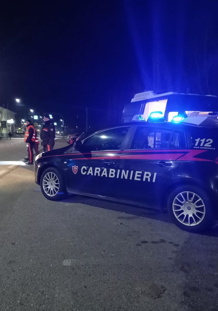 Danneggia decine di auto e punta un fucile contro i Carabinieri, arrestato un cittadino svizzero