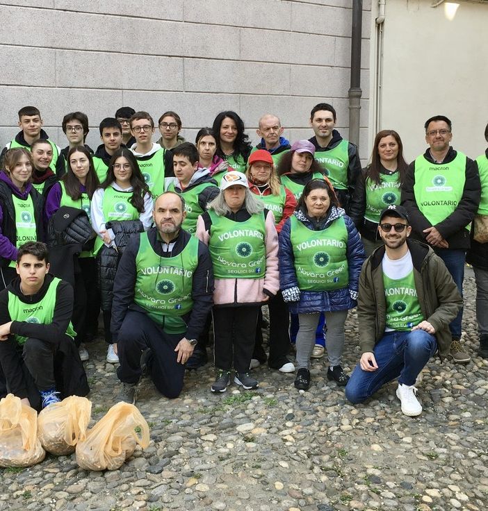 Novara Green lancia una campagna contro i mozziconi abbandonati e ripulisce il centro città