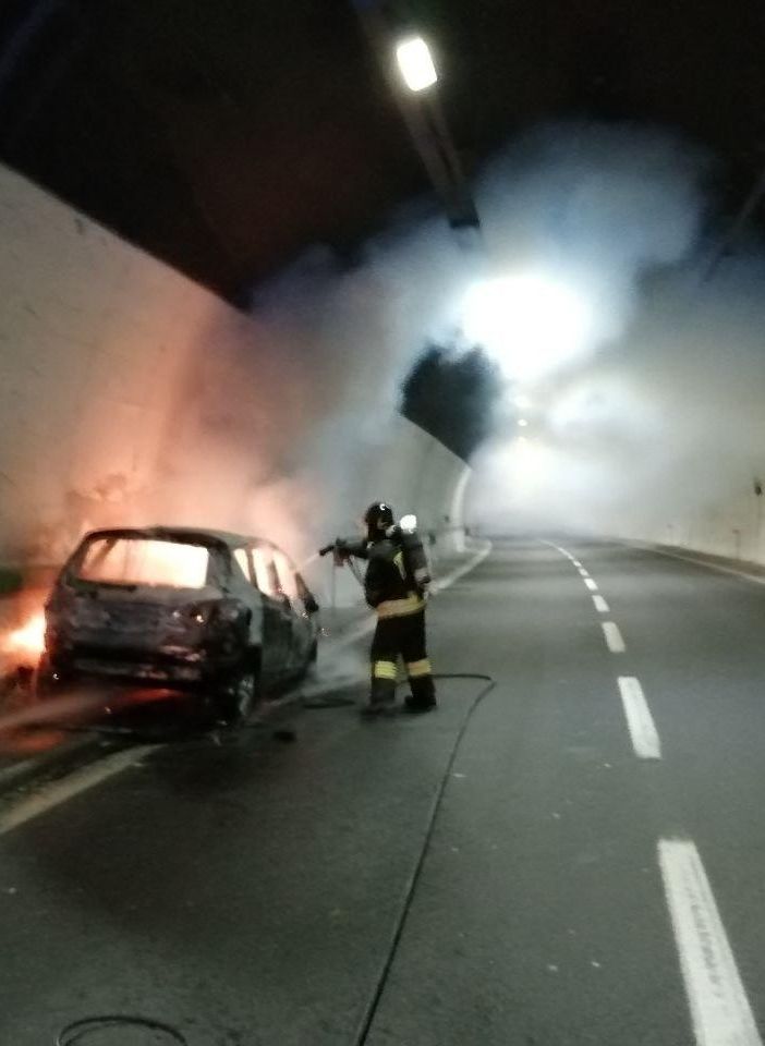 Carpugnino, auto in fiamme nella galleria dell'autostrata