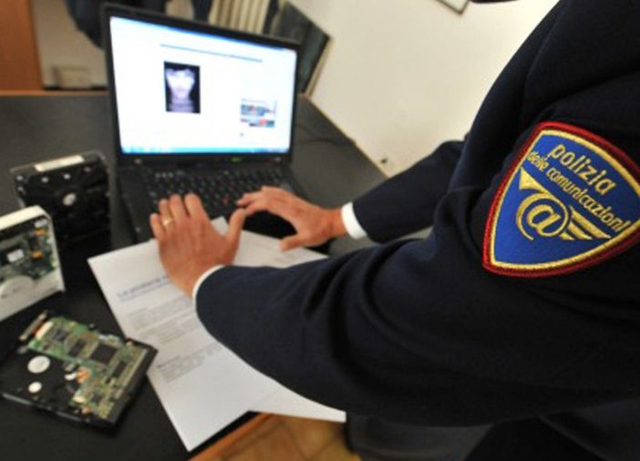 Giovani in cerca di lavoro adescati online: la nuova truffa segnalata dalla polizia postale