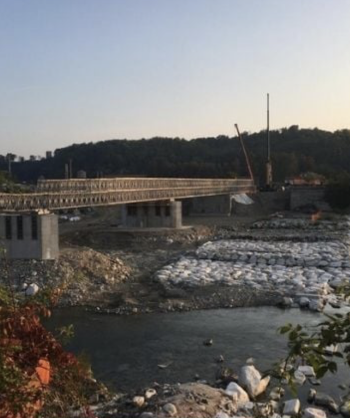 Romagnano, in fase di ultimazione la posa della struttura del ponte provvisorio