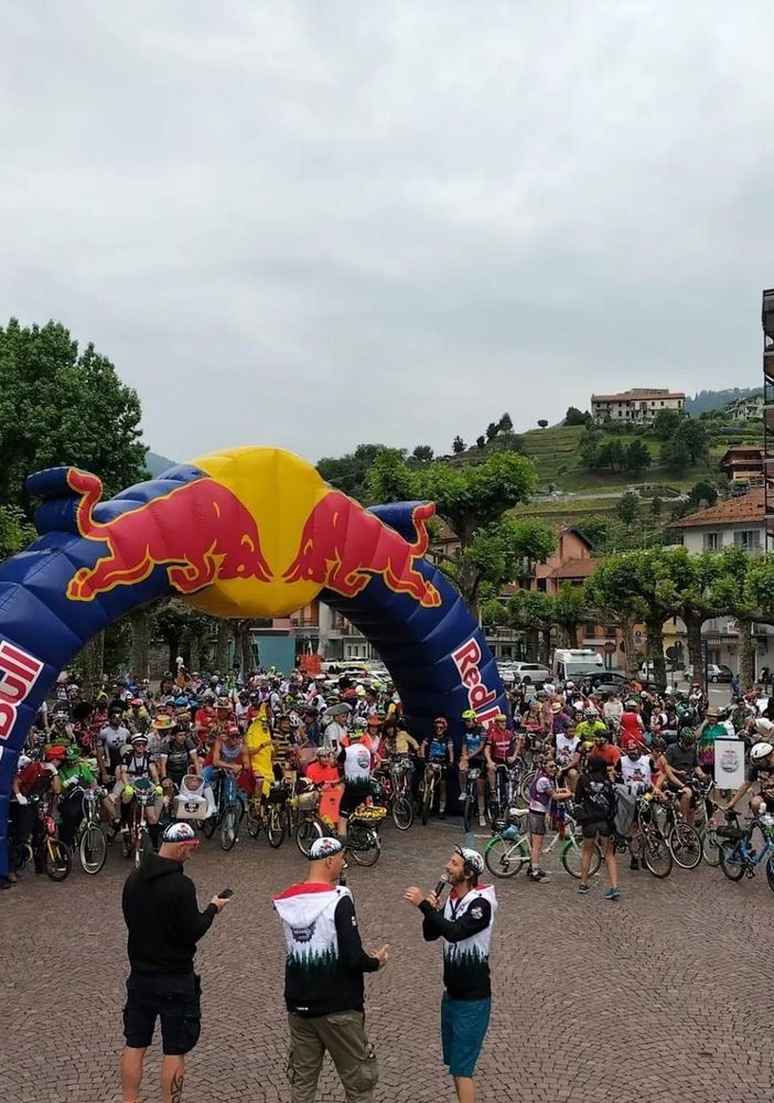 Avventura in bicicletta verso la vetta del Mottarone: divertimento e spettacolo con Red Bull
