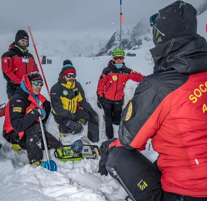 Nuovi defibrillatori Dae per le 51 stazioni del Soccorso Alpino
