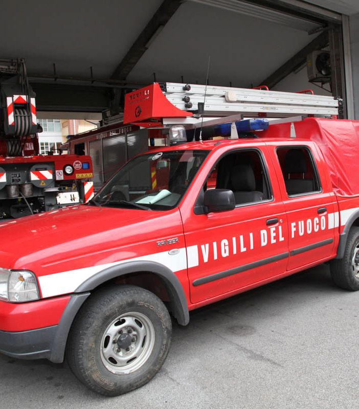 Forti raffiche di vento sul lago d'Orta: alberi caduti e vigili del fuoco in azione