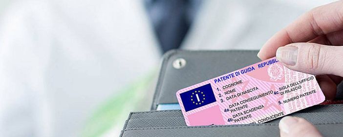 Scadenze patenti, assicurazioni e documenti: le indicazioni della Polizia di Stato Scadenze patenti, assicurazioni e documenti: le indicazioni della Polizia di Stato