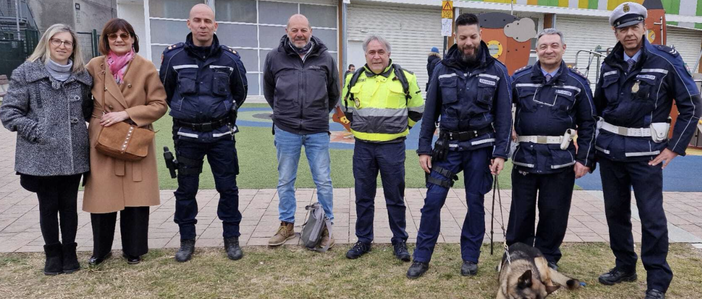 Esercitazione per sensibilizzare i giovani sui pericoli delle sostanze stupefacenti