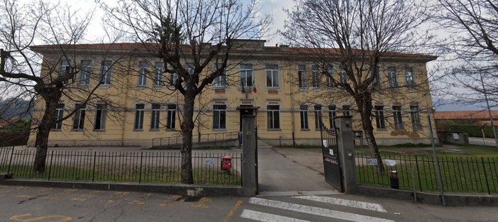 Calcinacci si staccano dal soffitto al liceo di Gozzano: una studentessa ferita, scuole chiuse per verifiche Calcinacci si staccano dal soffitto al liceo di Gozzano: una studentessa ferita, scuole chiuse per verifiche