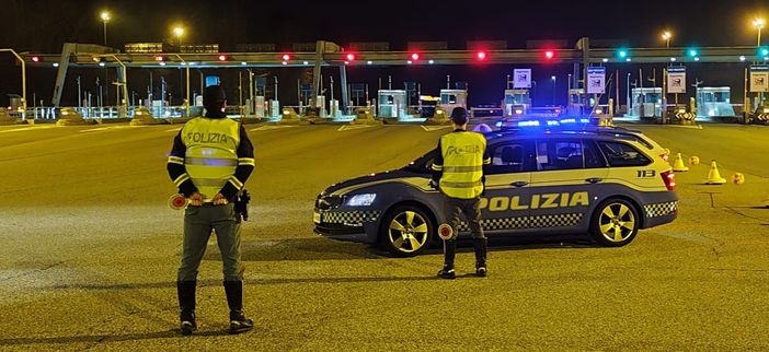 Camionista ubriaco percorre 10 chilometri contromano sull’A26: fermato dalla Polizia Stradale