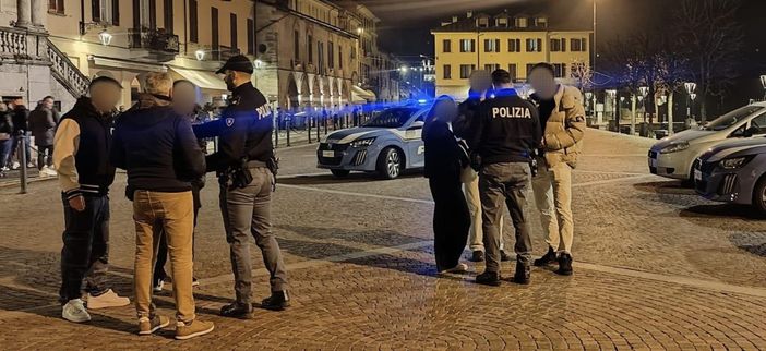 Controlli straordinari ad Arona, Borgomanero e Carpignano Sesia: 338 persone identificate e 11 esercizi commerciali ispezionati Controlli straordinari ad Arona, Borgomanero e Carpignano Sesia: 338 persone identificate e 11 esercizi commerciali ispezionati