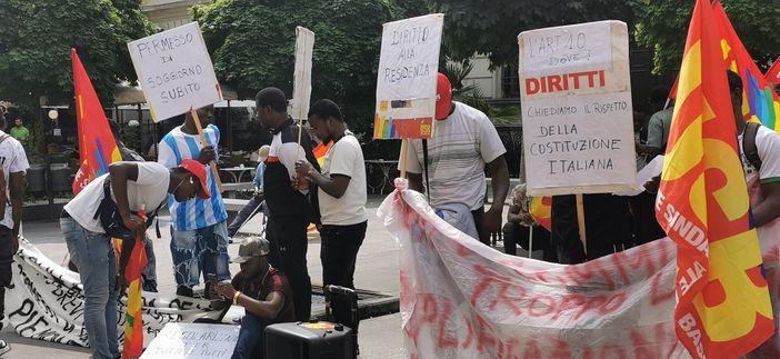 Presidio davanti alla Prefettura: immigrati e richiedenti asilo chiedono diritti e tempi certi