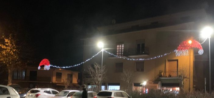 Varallo Pombia: montate le le luminarie natalizie
