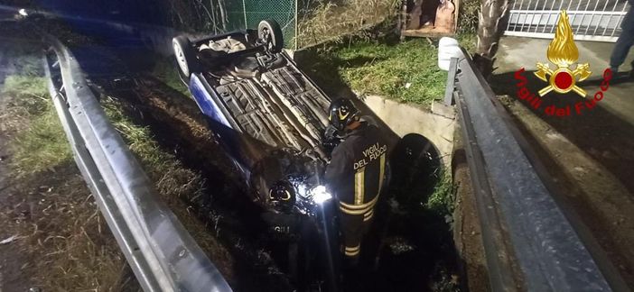 Novara, auto bloccata sui binari