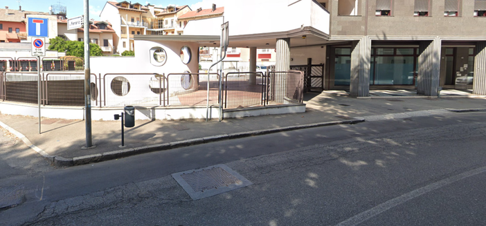 Nuovo incidente in viale Dante: un’altra auto contro un palo vicino al laboratorio Fleming Nuovo incidente in viale Dante: un’altra auto contro un palo vicino al laboratorio Fleming