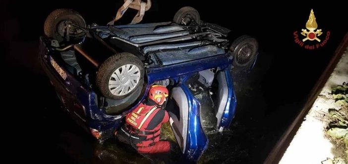 Castellazzo Novarese, auti finisce in un canale. Tre feriti portati in ospedale Castellazzo Novarese, auti finisce in un canale. Tre feriti portati in ospedale