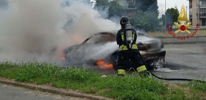 A fuoco un auto a Galliate A fuoco un auto a Galliate