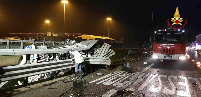 Groviglio di lamiere sulla a4 a Biandrate
