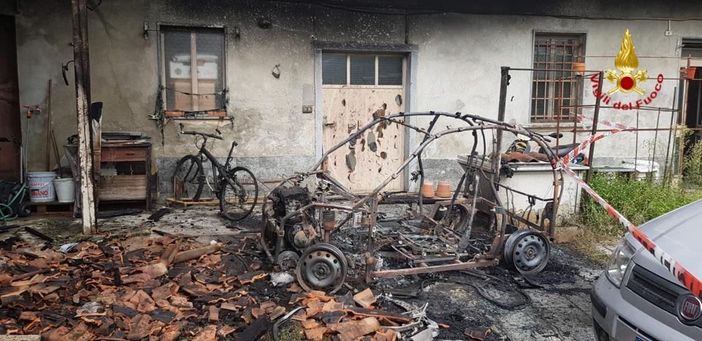 Va a fuoco una tettoia a Gattico: distrutta una microcar e ingenti danni alla struttura