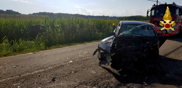 Si scontrano due auto a Cavaglietto, una finisce nel campo