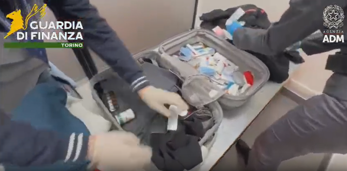 Farmaci sequestrati dalla Guardia di Finanza all'aeroporto di Caselle Farmaci sequestrati dalla Guardia di Finanza all'aeroporto di Caselle