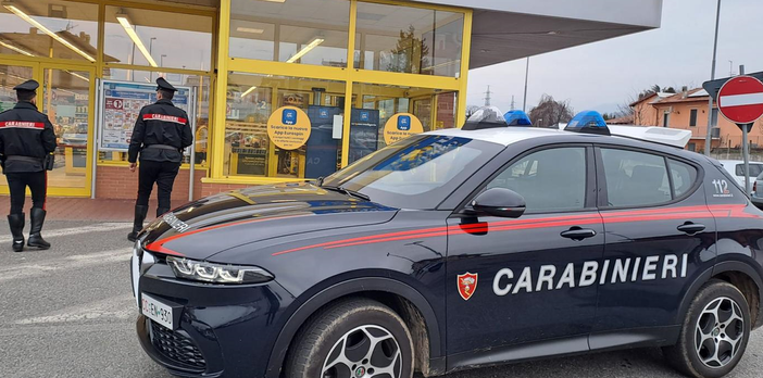 Biella, non ha soldi per il cibo e ruba per necessità: i Carabinieri le pagano il conto Biella, non ha soldi per il cibo e ruba per necessità: i Carabinieri le pagano il conto