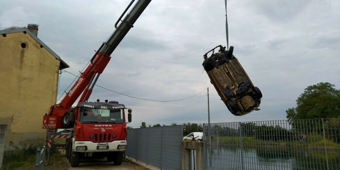 Auto finisce nel canale a Terdobbiate, recuperata dai Vigili del Fuoco