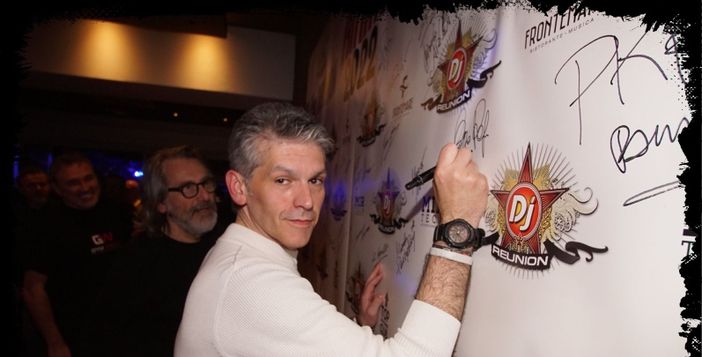 Filippo regis firma il wall della &quot;Dj Reunion di Rimini&quot; marzo 2022,dietro Max Monti (Gam Gam) e Maurizio Nari di Nari&amp;Milani.