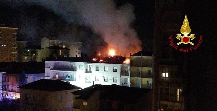 Spaventoso incendio nel centro di Vercelli Spaventoso incendio nel centro di Vercelli