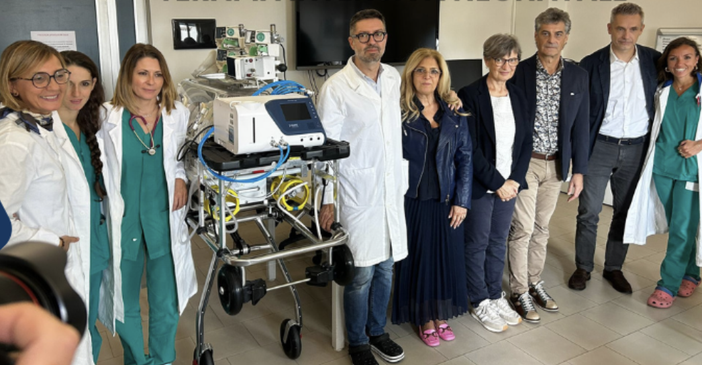 Un nuovo CritiCool Mini per la Terapia Intensiva Neonatale di Novara grazie all’Associazione “Andrea Valentini” Un nuovo CritiCool Mini per la Terapia Intensiva Neonatale di Novara grazie all’Associazione “Andrea Valentini”