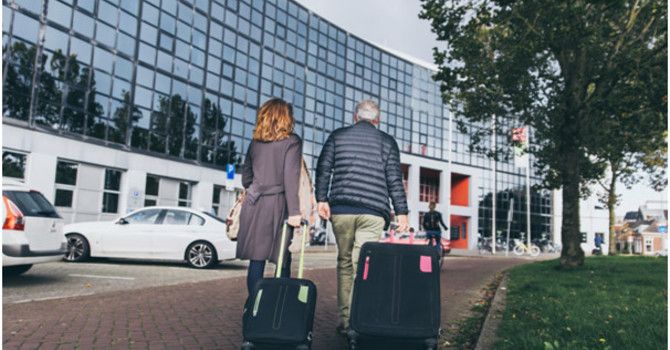 Covid, la Farnesina sconsiglia i viaggi all’estero