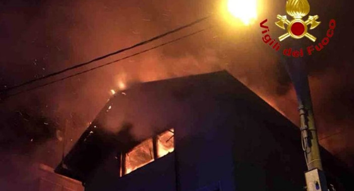 Colazza, tetto di un'abitazione avvolto dalle fiamme Colazza, tetto di un'abitazione avvolto dalle fiamme