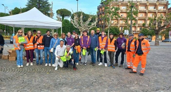 Ad Arona la giornata ecologica è un successo di partecipazione e impegno civico Ad Arona la giornata ecologica è un successo di partecipazione e impegno civico