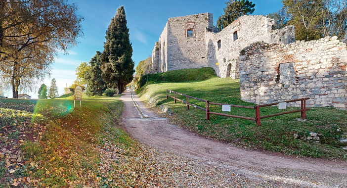 Caccia alle uova al Parco della Rocca Borromea ad Arona Caccia alle uova al Parco della Rocca Borromea ad Arona