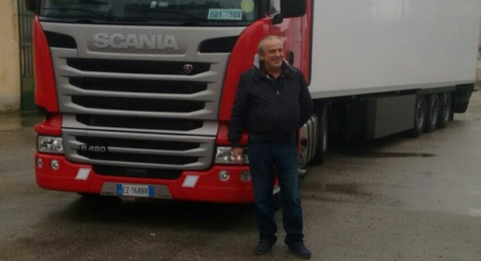 Luciano Longhi accanto al suo camion Luciano Longhi accanto al suo camion