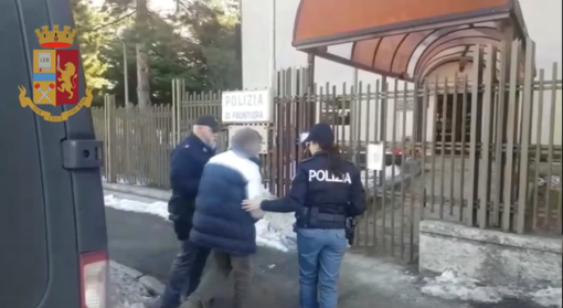 Notizie dal Piemonte. Estradato in Italia l'autista di scuolabus accusato di violenza sessuale su disabili nel Torinese Notizie dal Piemonte. Estradato in Italia l'autista di scuolabus accusato di violenza sessuale su disabili nel Torinese