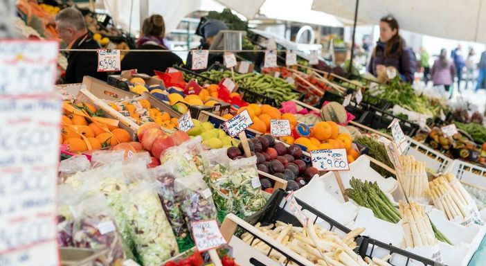 A Brovello-Carpugnino il primo passo verso il mercato settimanale: da mercoledì mattina un banco di frutta e verdura in piazza