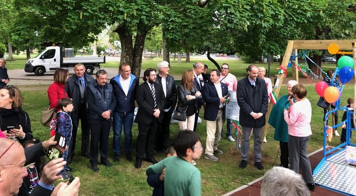 A Trecate inaugurata l’altalena del sorriso al Parco Cicogna