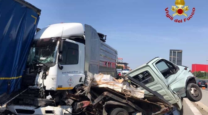 Incidente sulla Torino-Milano, perde la vita un uomo e un altro in condizioni critiche
