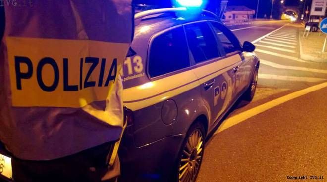 Due minorenni e un po' di droga nell'auto in fuga dal posto di blocco