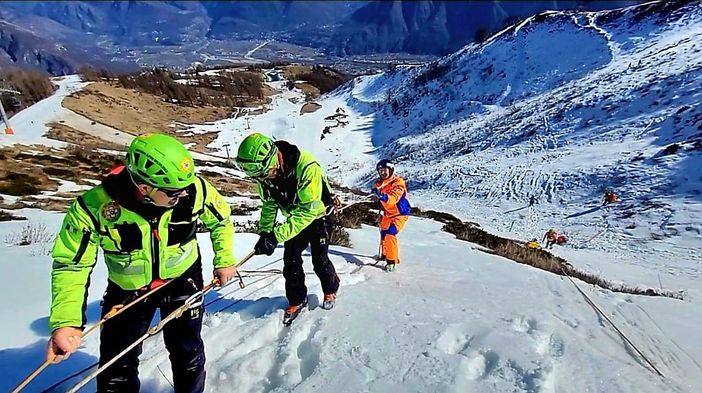Soccorso alpino, un 2022 da record per gli eroi in quota: 1.310 missioni e 1.596 persone aiutate. I morti scendono a 75 Soccorso alpino, un 2022 da record per gli eroi in quota: 1.310 missioni e 1.596 persone aiutate. I morti scendono a 75