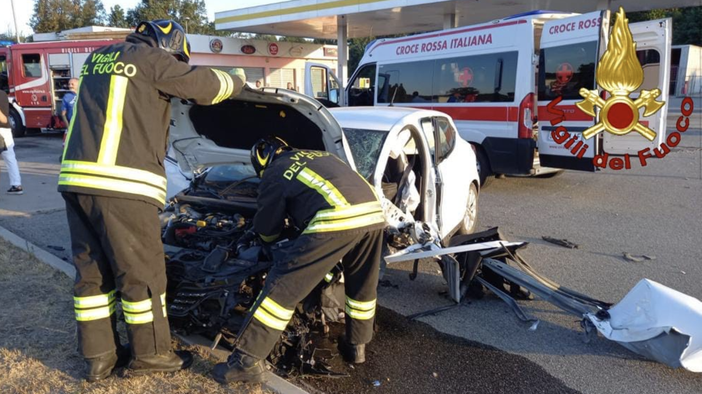 Auto si schianta contro un palo: ferite quattro persone Auto si schianta contro un palo: ferite quattro persone