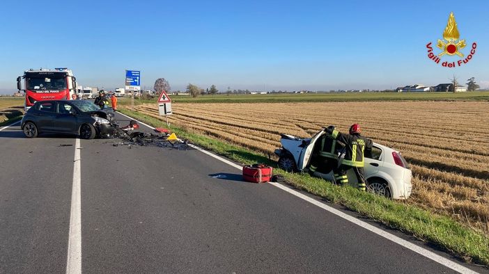Frontale tra due auto tra Cameriano e Orfengo, due feriti