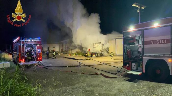 Garbagna Novarese, camion in fiamme nella notte in un deposito Garbagna Novarese, camion in fiamme nella notte in un deposito
