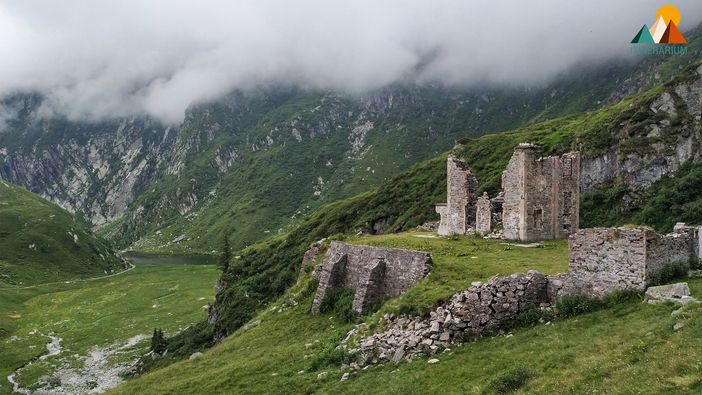 Prati verde smeraldo e rovine arroccate, non serve andare in Irlanda!