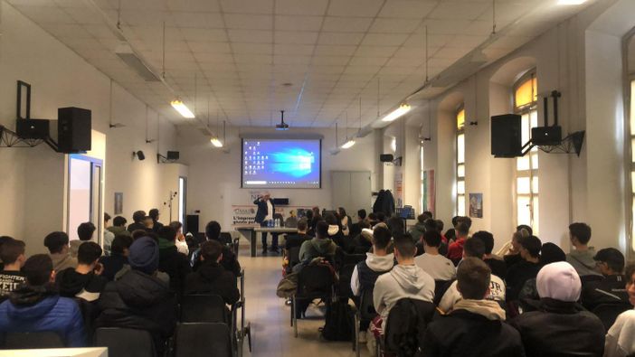 Incontro sull'auto del futuro all'ITI OMAR di Novara Incontro sull'auto del futuro all'ITI OMAR di Novara