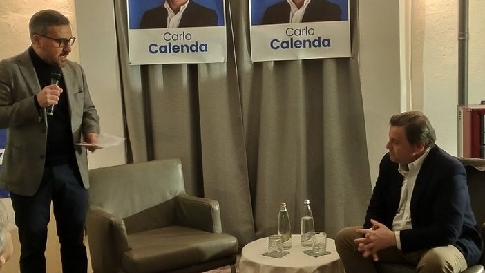 Una piccola folla per Calenda a Novara