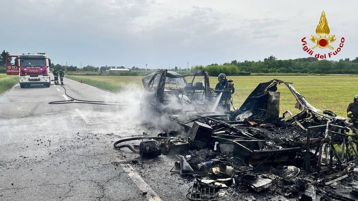 A fuoco un camper a Momo A fuoco un camper a Momo