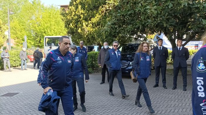 Funerali Ituma: folla fuori dalla chiesa un'ora prima esequie