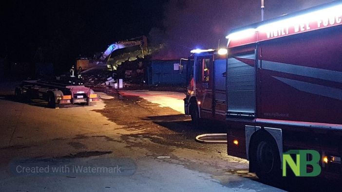 Dal Nord Ovest. A fuoco ecocentro di Biella. Vigili del Fuoco impegnati nello spegnimento FOTO